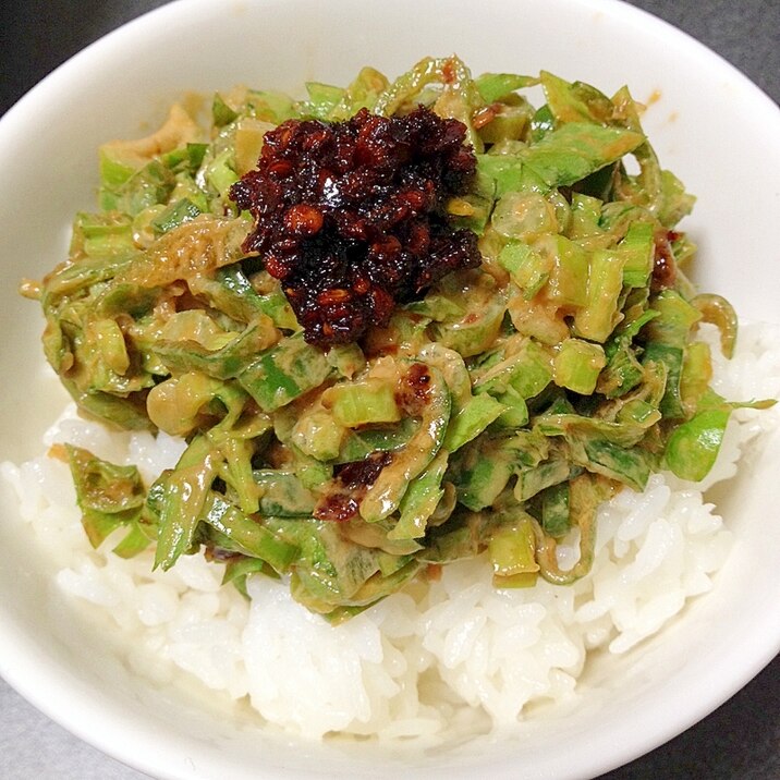 担々麺味？春菊ごまサラダ丼